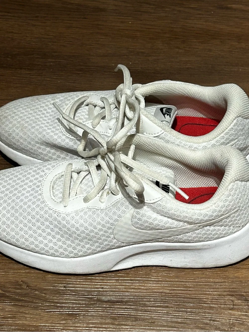 Nike womens white Tanjun mesh running shoes 7.5